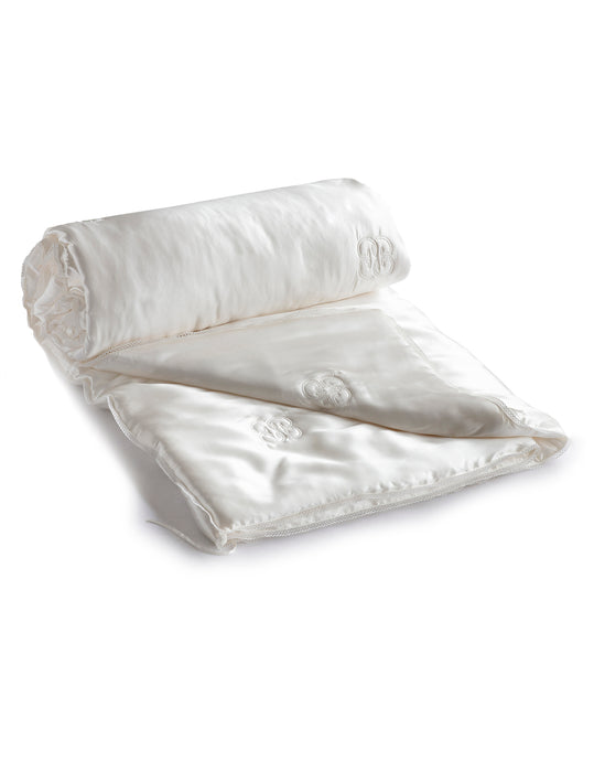 duvet filled with silk and covered with silk fabric for all-season warmth